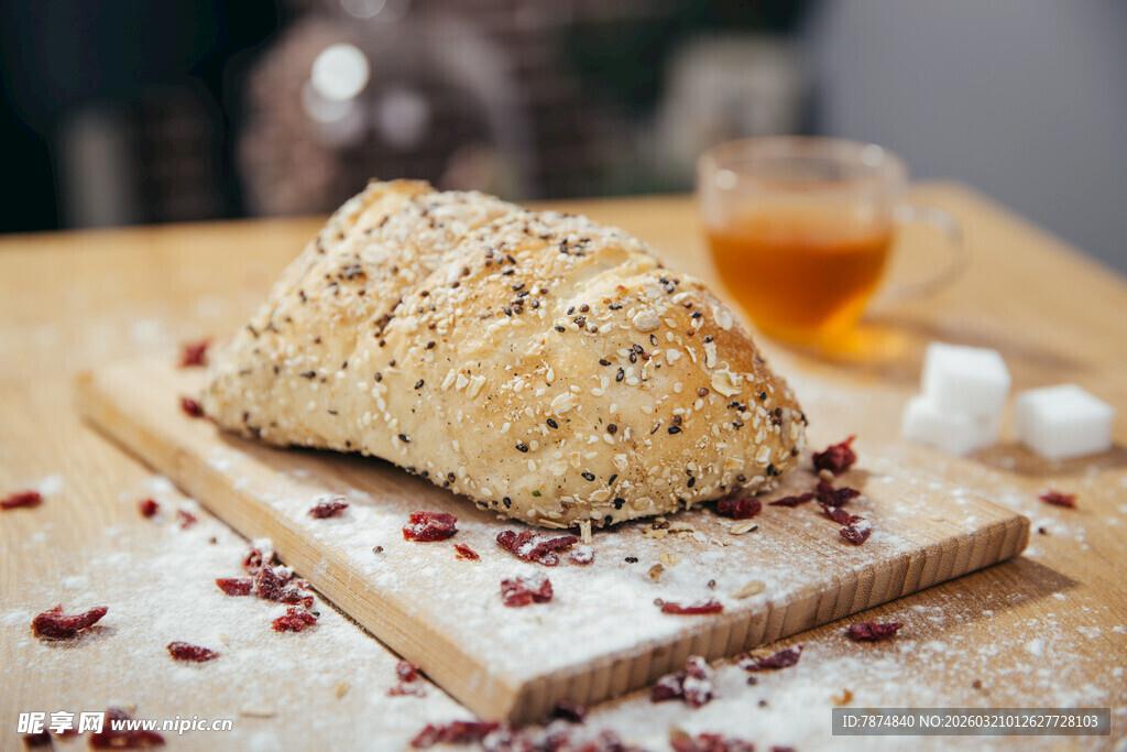 全麦面包置于木砧板上