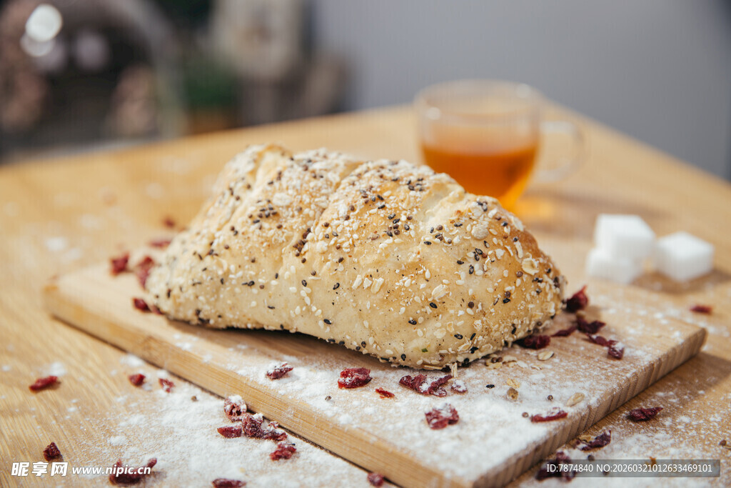 芝麻面包置于木砧板上