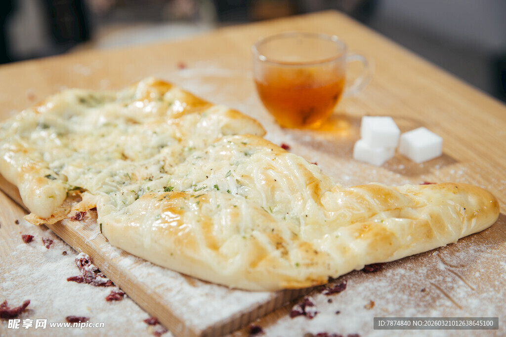 美味芝士披萨配饮品