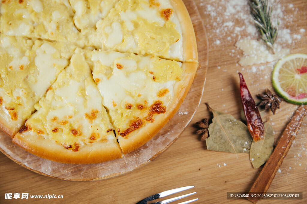 美味芝士披萨及香料搭配