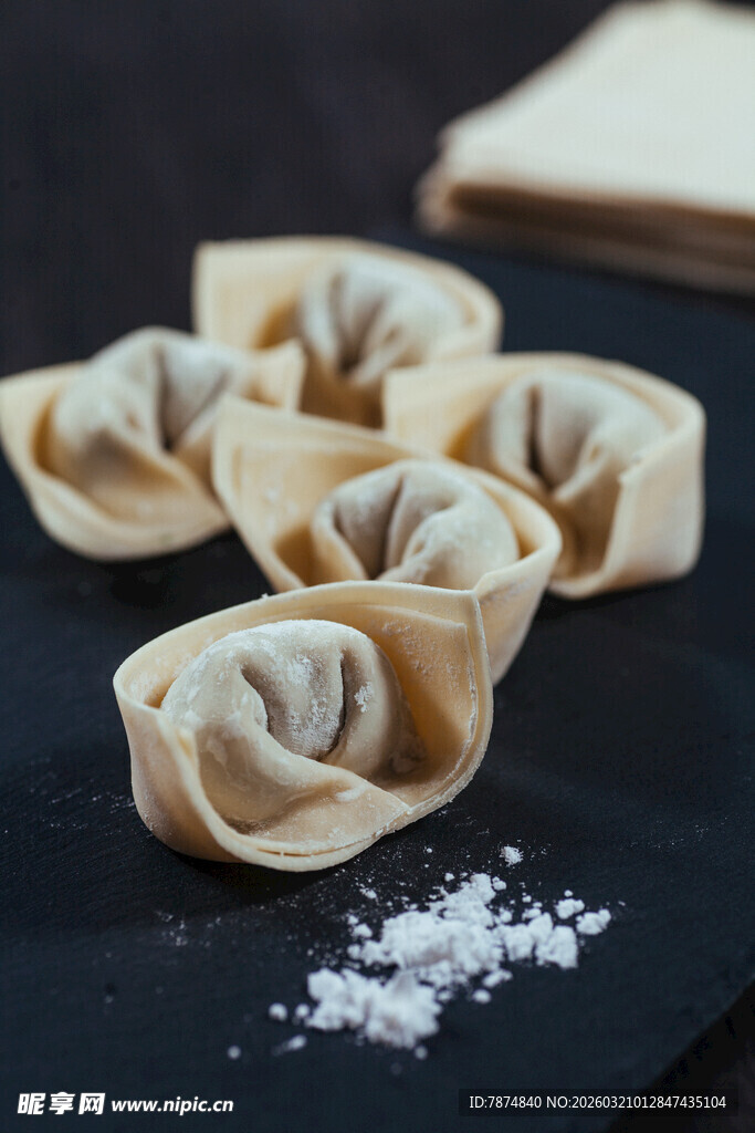 美味馄饨摆于黑色台面上