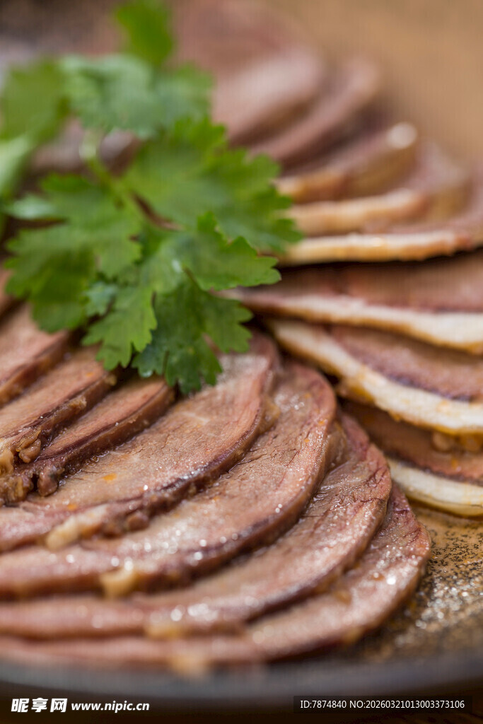美味酱牛肉切片 点缀香菜