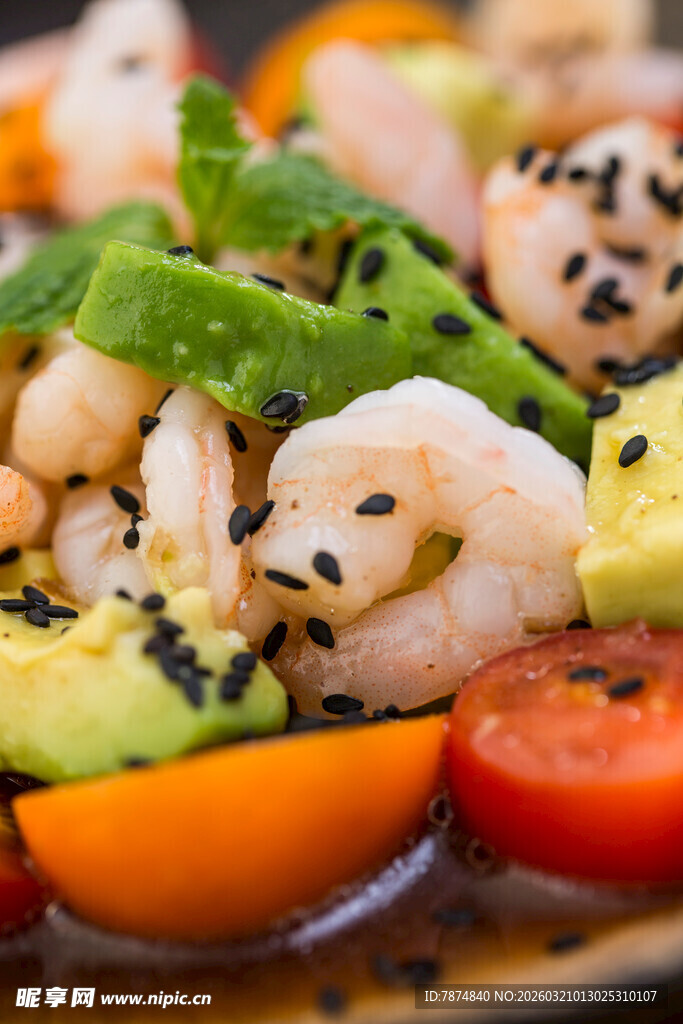 鲜虾牛油果蔬菜沙拉