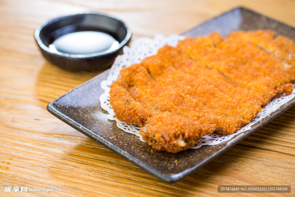 日式炸猪排配米饭与蘸料