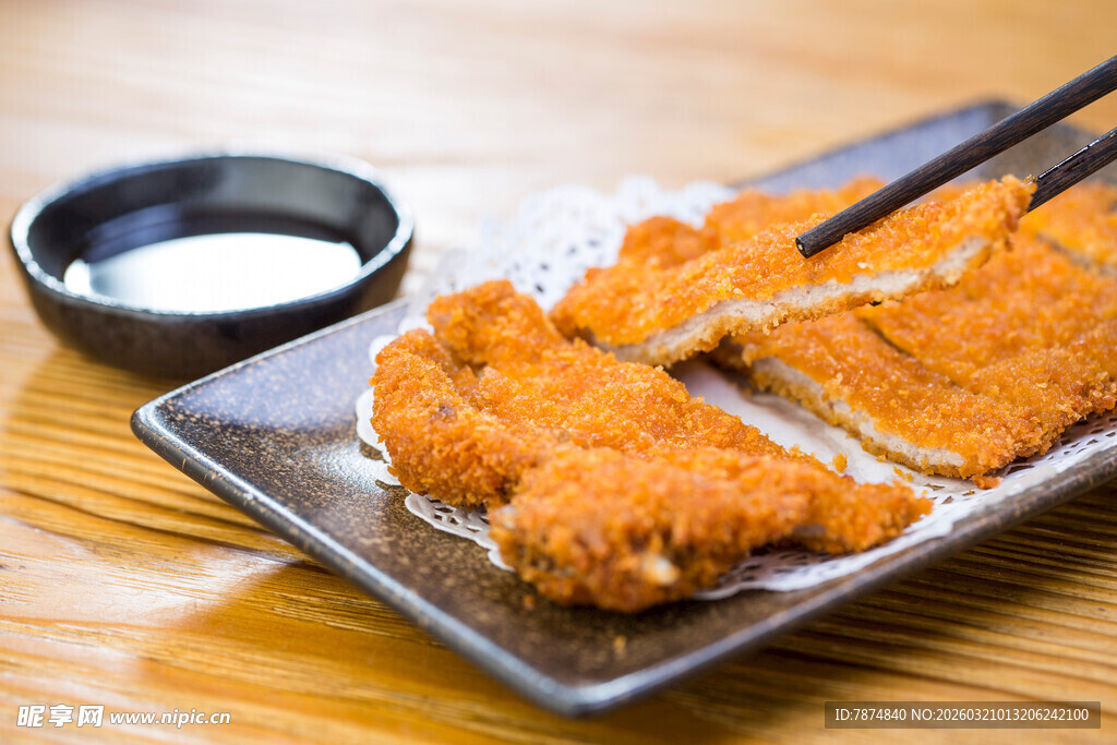 日式炸猪排配蘸酱与筷子