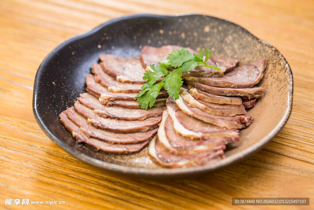 美味切片卤肉摆于碗中