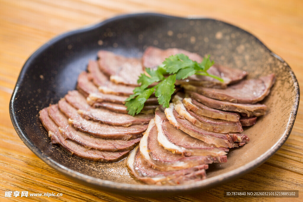 美味切片烤肉摆盘精致