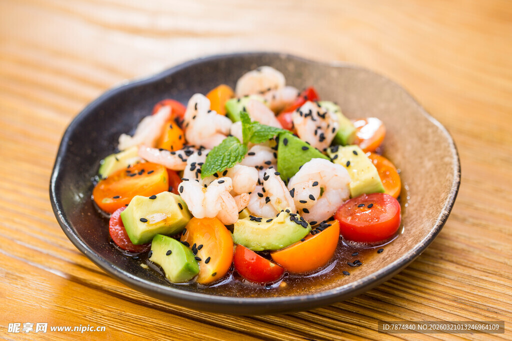 虾仁牛油果多彩蔬菜沙拉