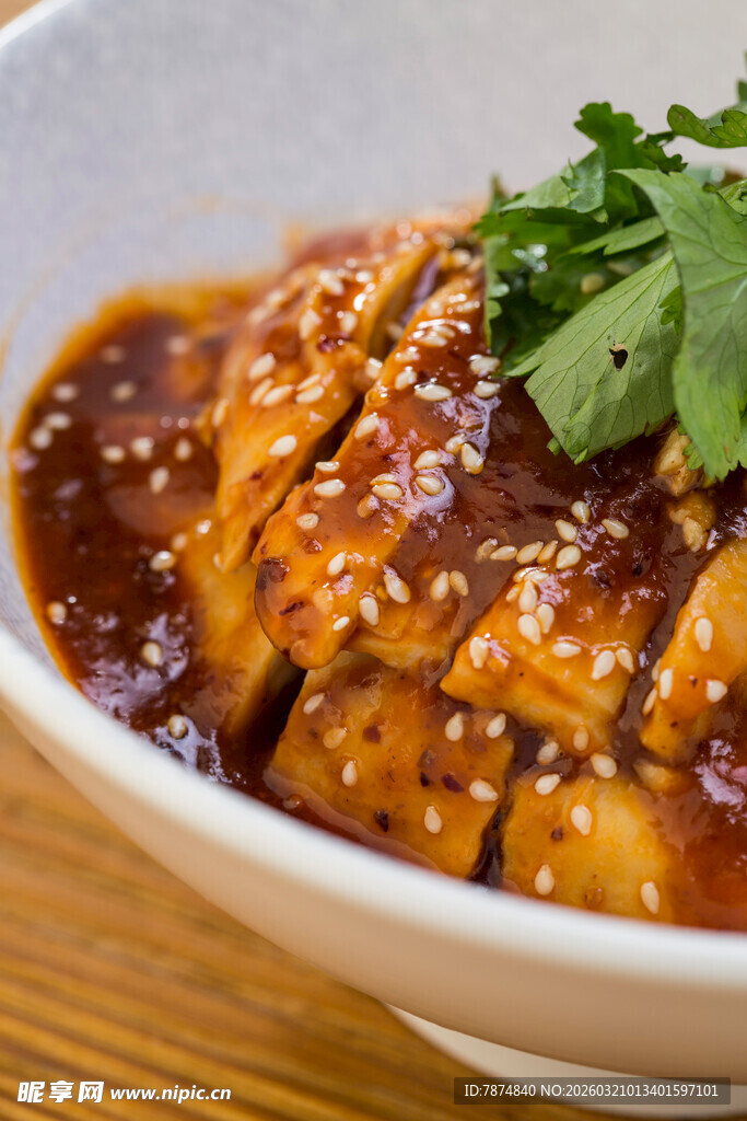 美味酱汁鸡肉 撒芝麻点缀
