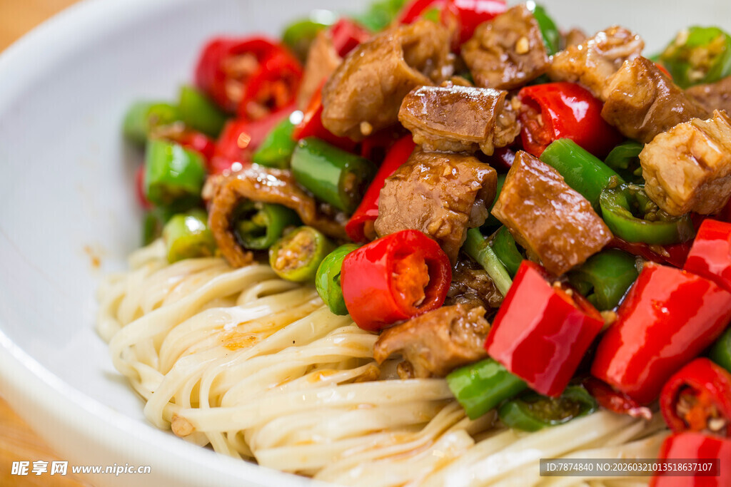 辣椒炒肉拌面