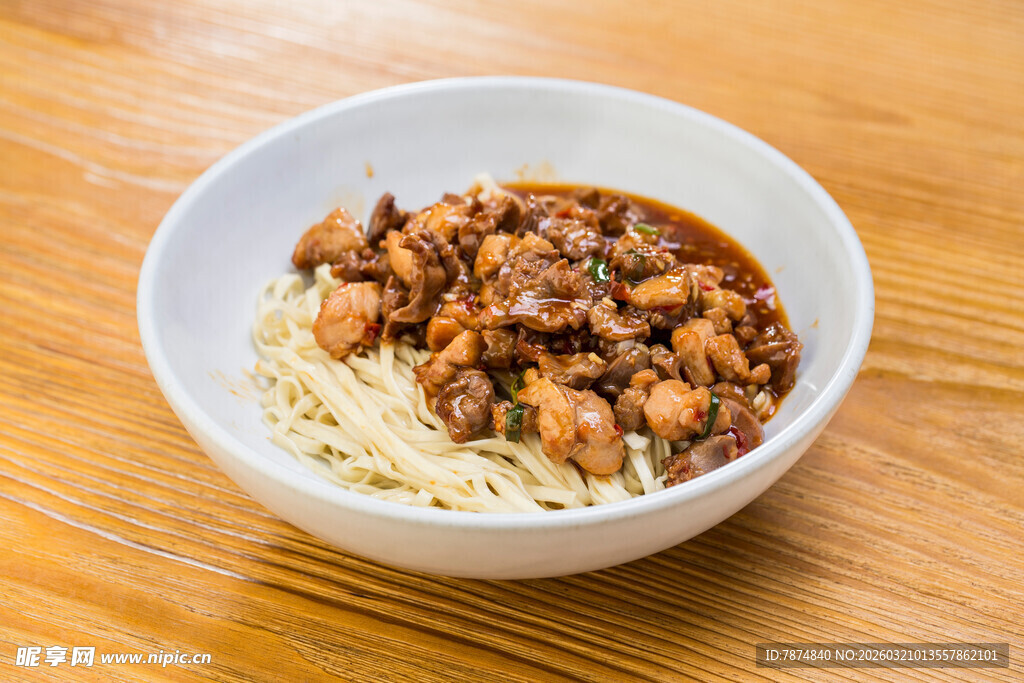 一碗美味肉酱拌面