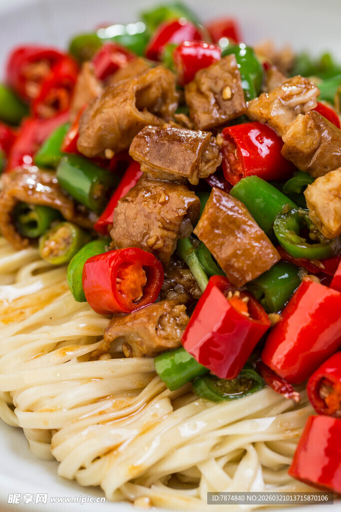 辣椒炒肉盖浇面