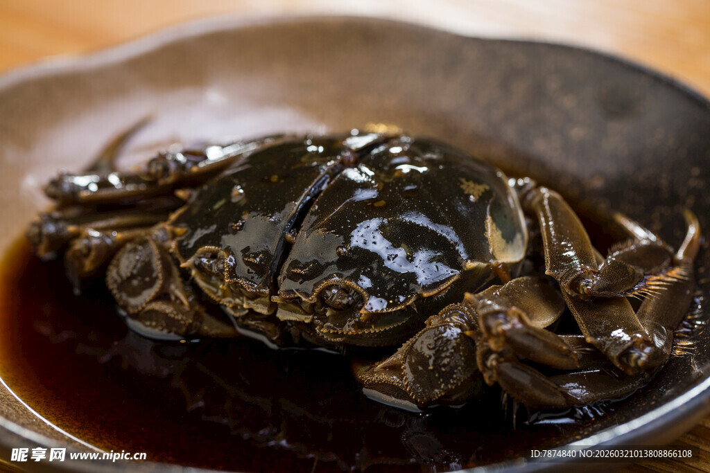 盘中酱色螃蟹