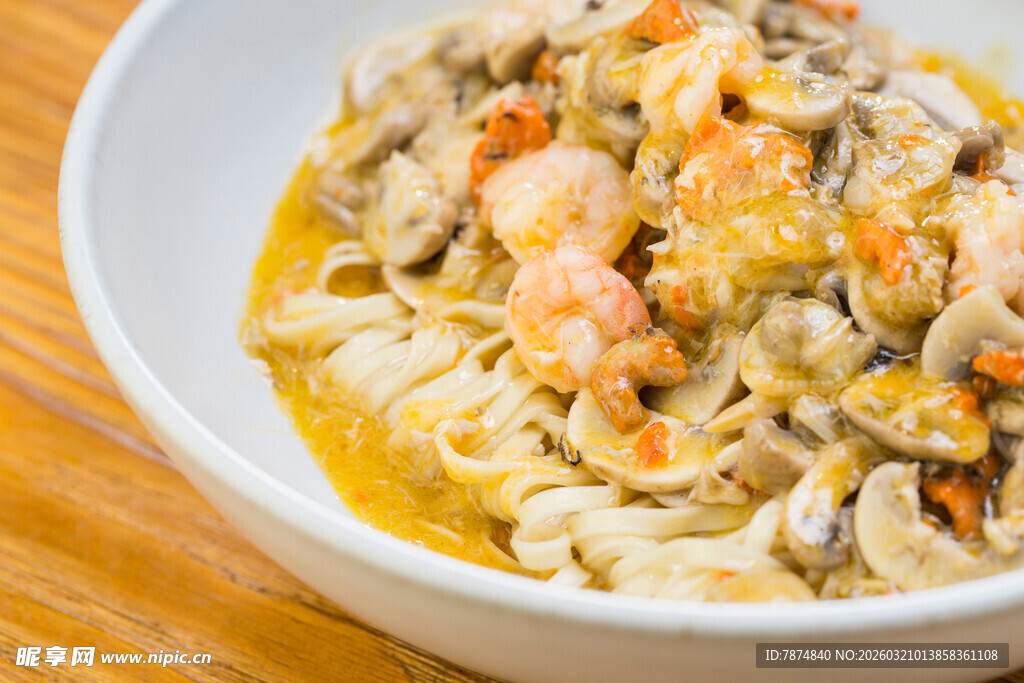 虾仁鸡肉拌面美食特写