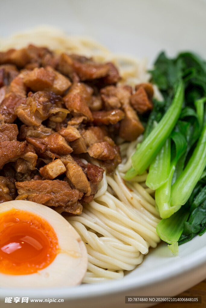 美味卤肉面配青菜与卤蛋