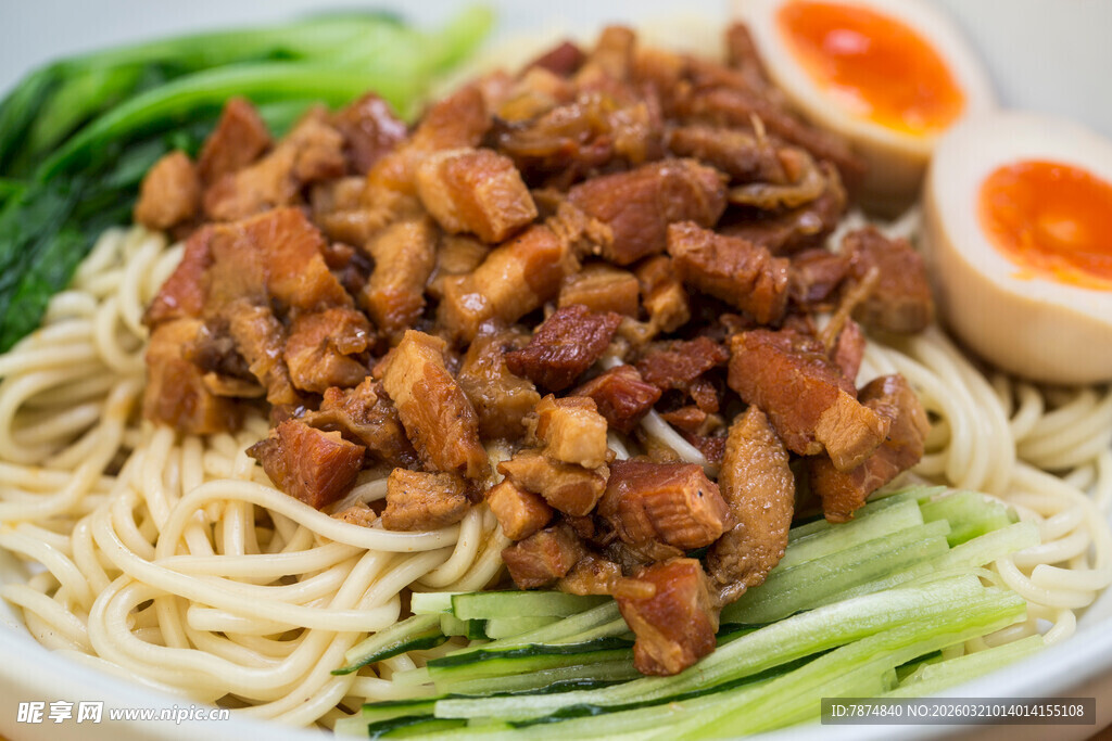 美味卤肉拌面配卤蛋