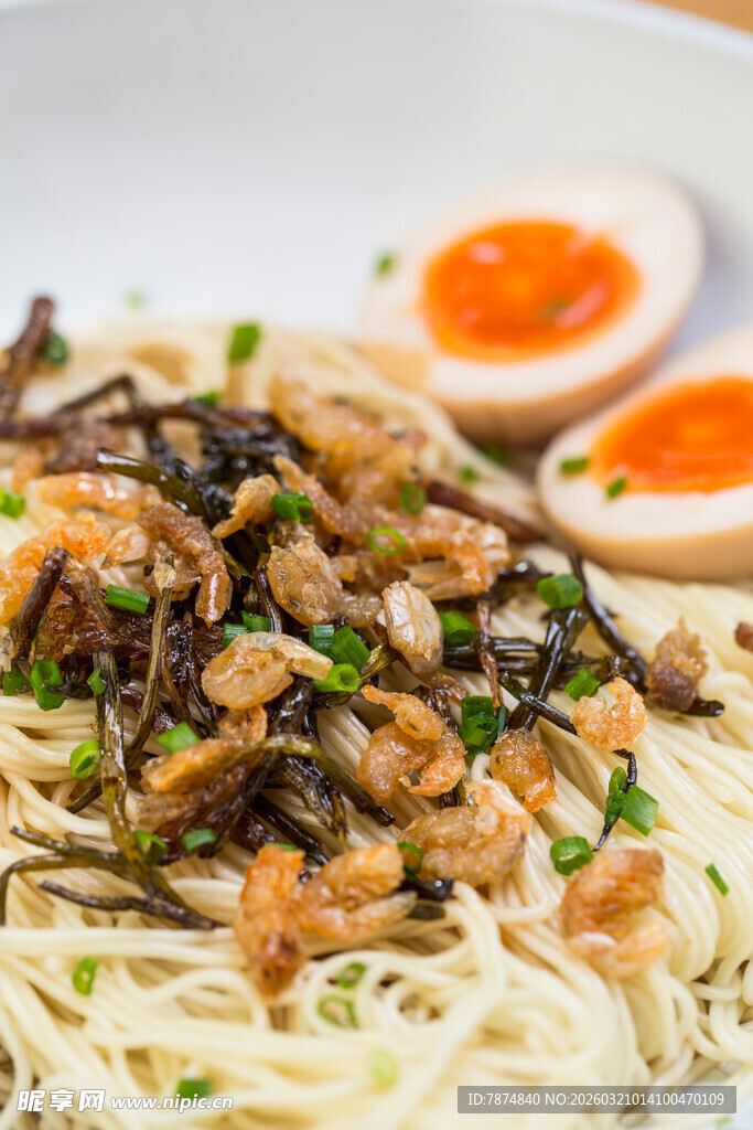 美味拌面配卤蛋及小菜