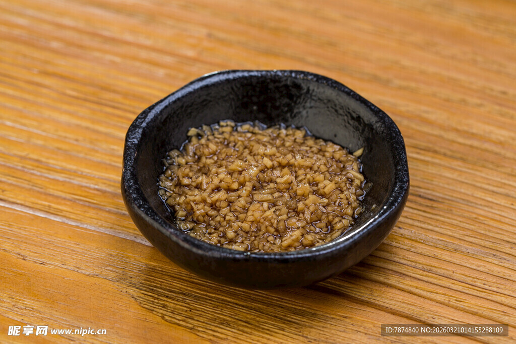 木桌上黑碗中的调料