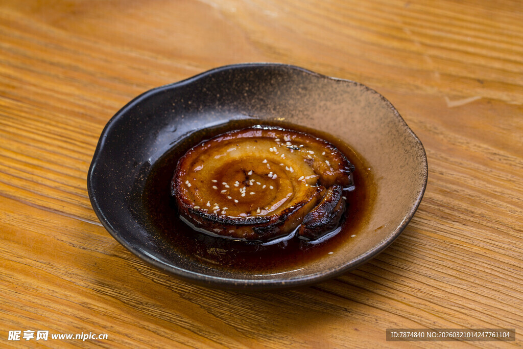 日式小碗中的美味酱汁