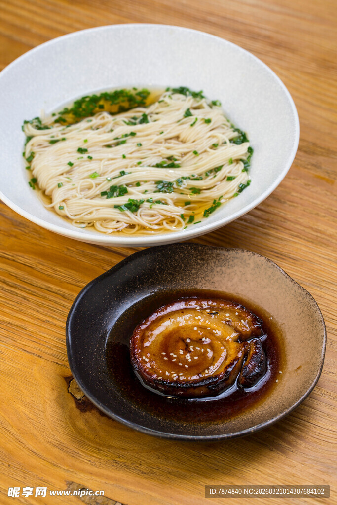 美味面条配特色蘸料