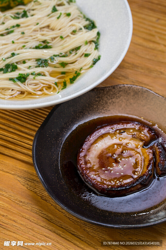 美味煎肉饼配特色拉面