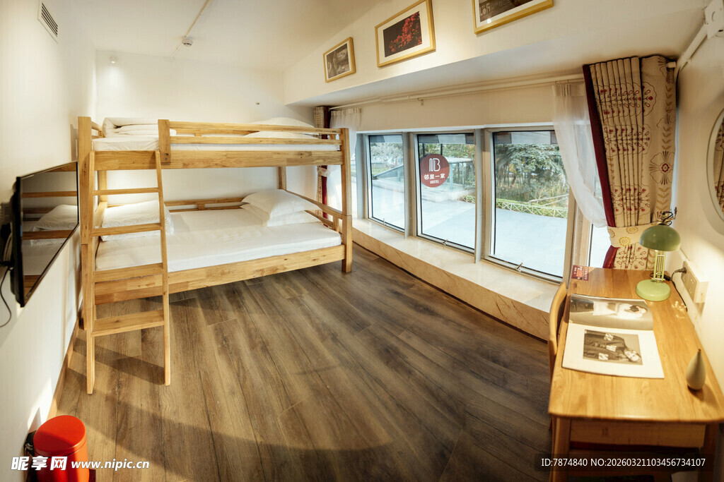 温馨双层床卧室空间