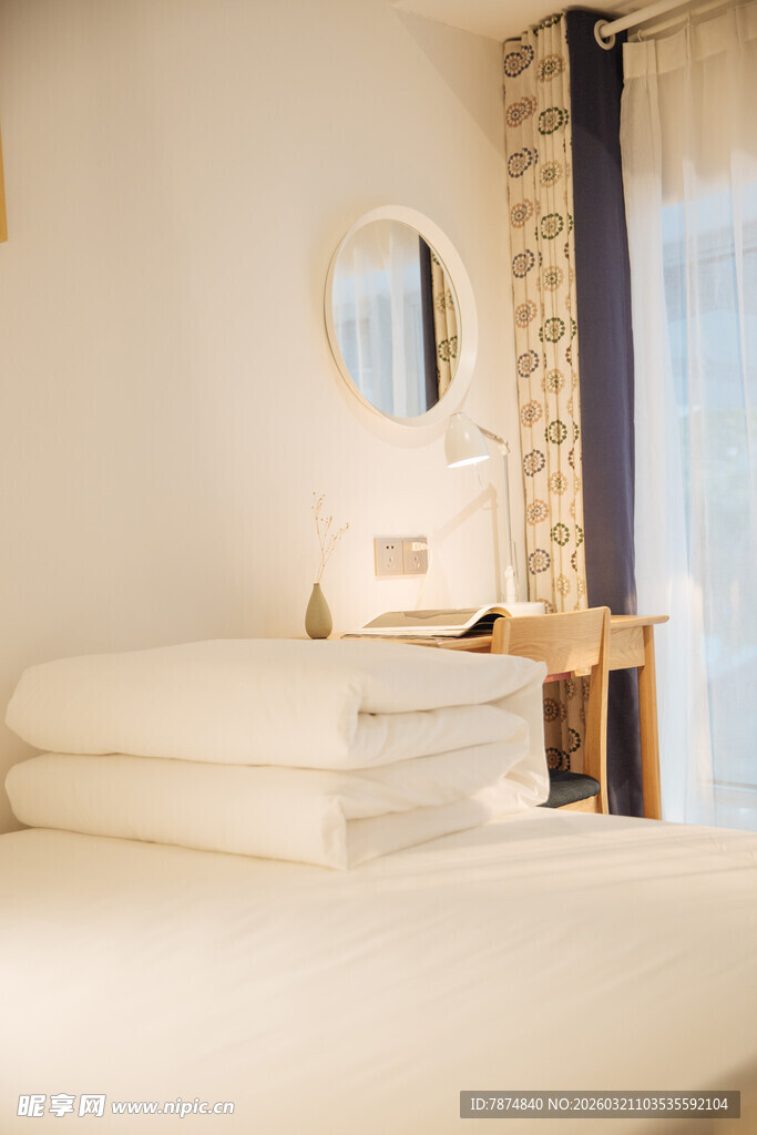 温馨整洁的卧室床铺一角