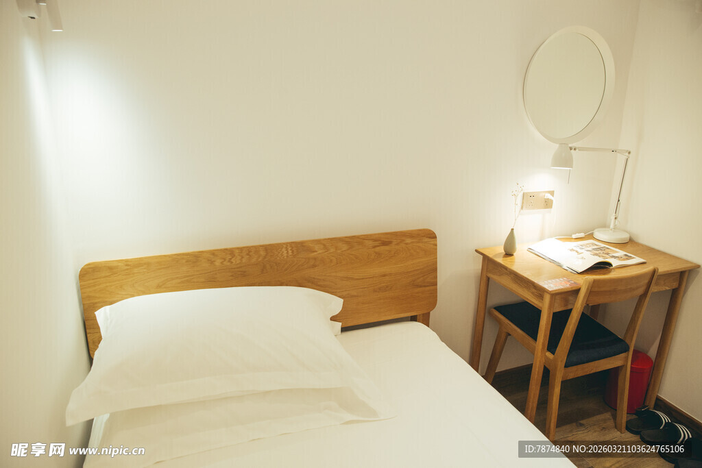 简约卧室单人床温馨一角