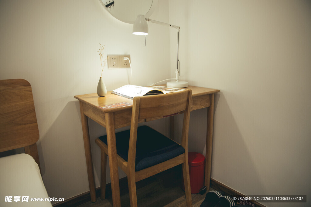简约木质书桌卧室一角