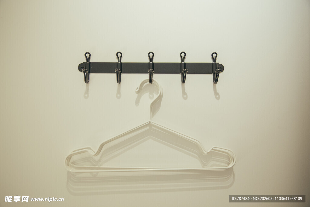 简约衣架与挂钩组合展示