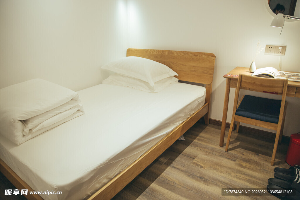 简约卧室单人床与书桌