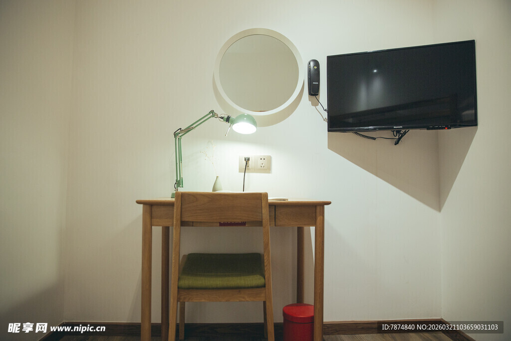 简约木质化妆台配电视