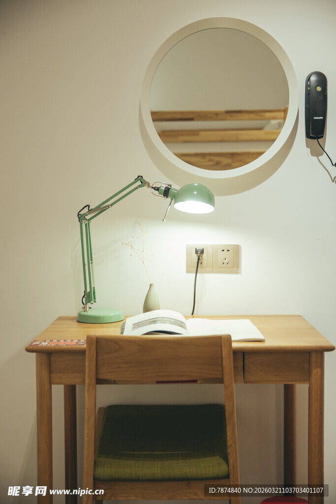 简约书桌台灯营造静谧空间