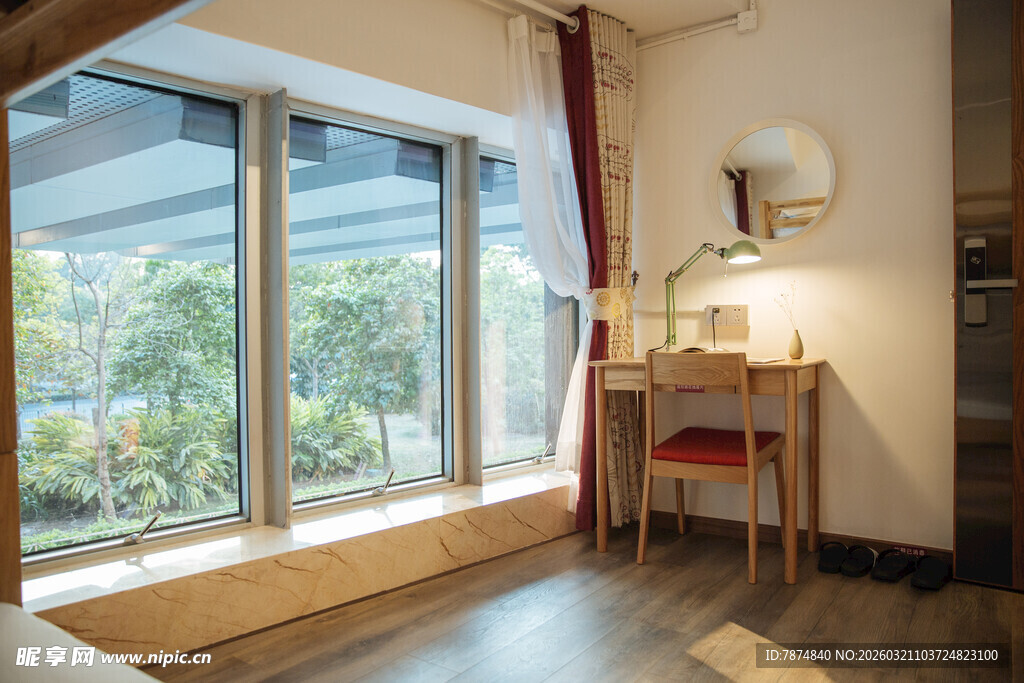 窗边温馨简约的室内角落