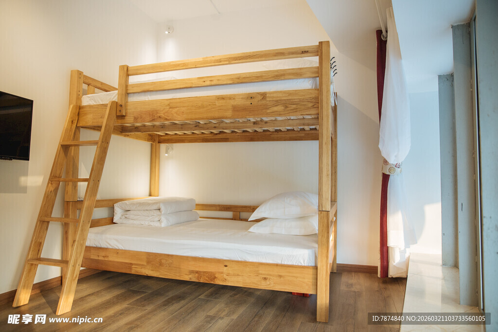 木质双层床的温馨居室