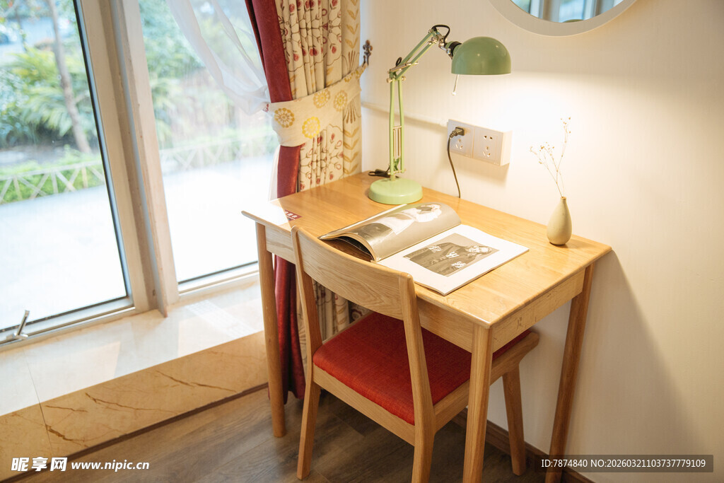 温馨窗边书桌阅读小角落