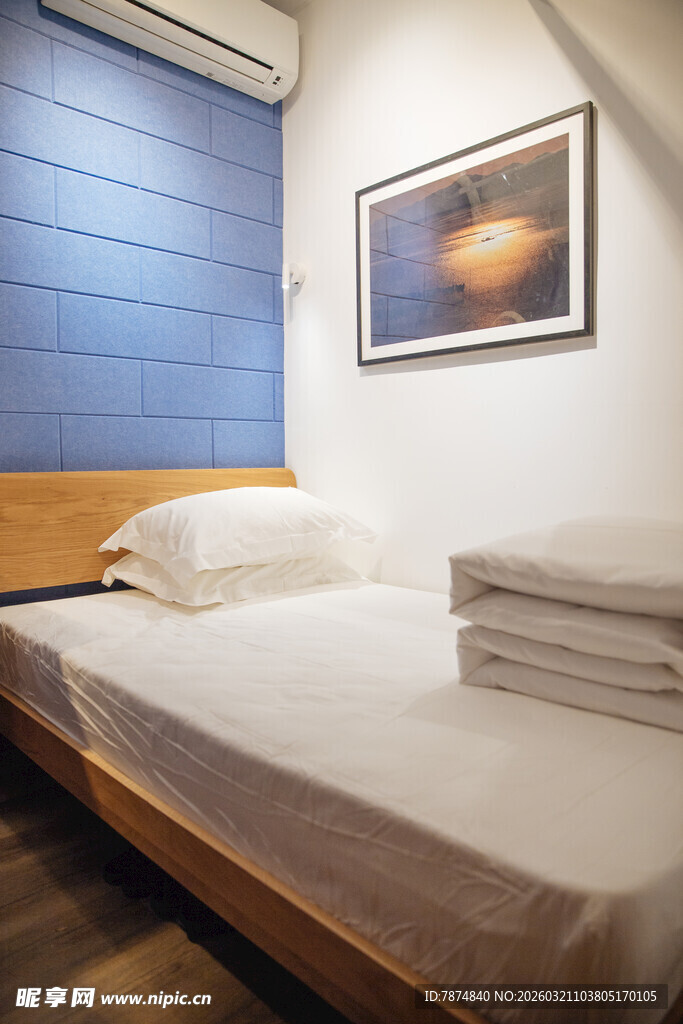 简约卧室床铺场景展示