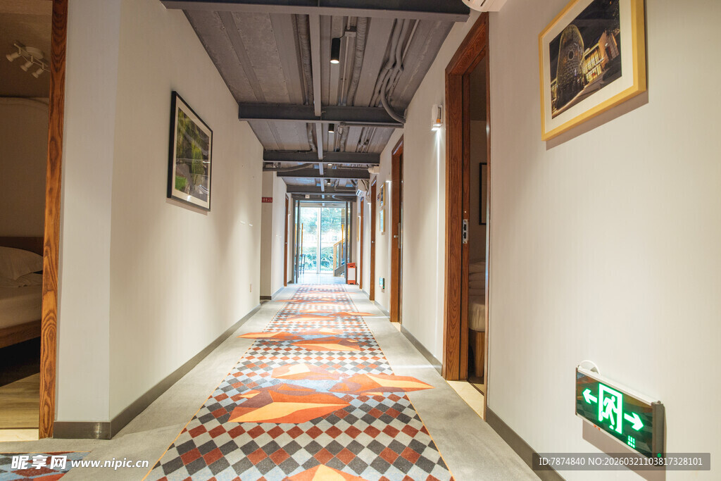 现代风格走廊 多彩地毯装饰