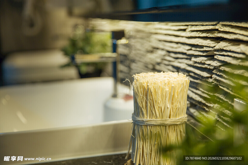 厨房台面上的面条与绿植