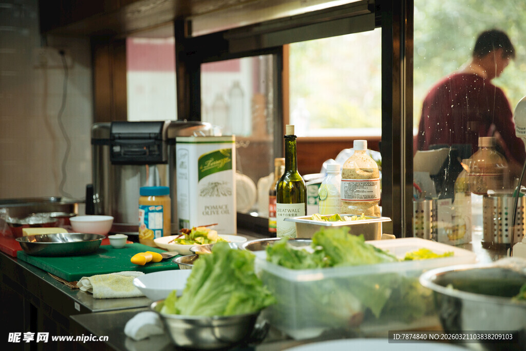 厨房内忙碌准备食材场景
