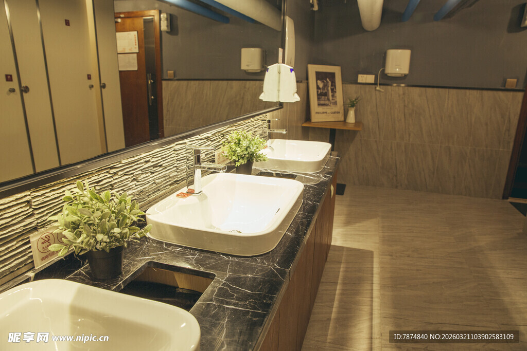 现代风格公共洗手间场景