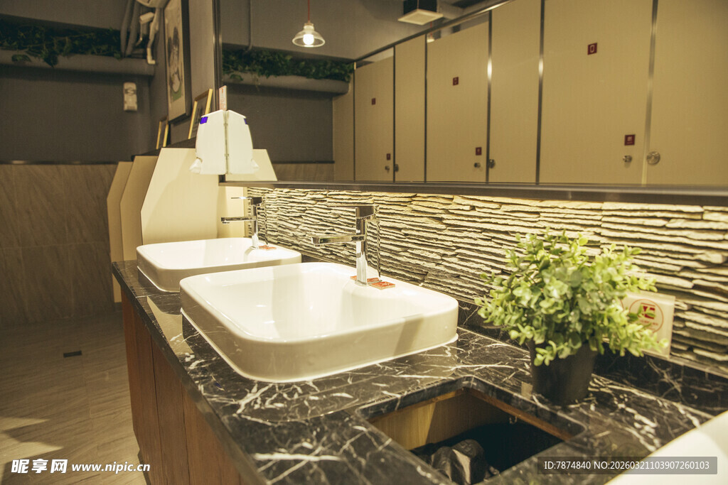 现代简约风格浴室双洗手台