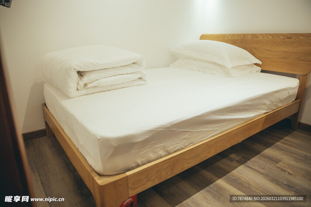 简约木质床铺卧室一角