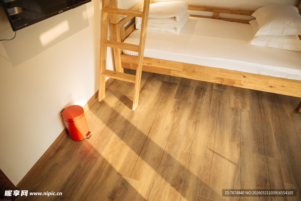 室内木质地板与家具一角