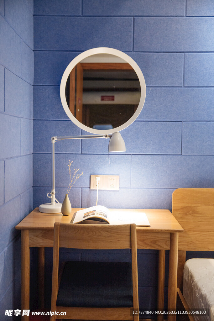 蓝色墙面的温馨书桌角落