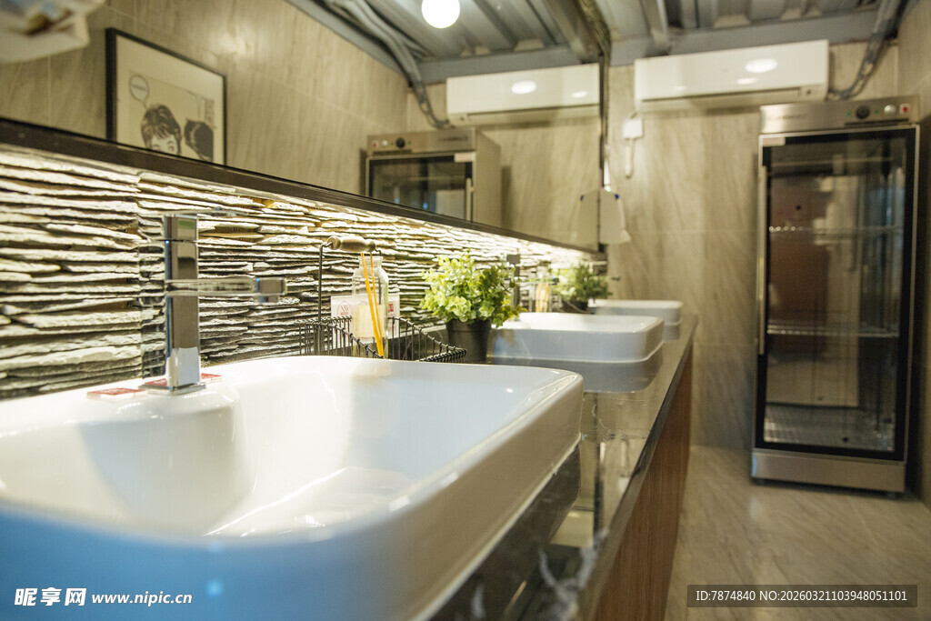 现代风格双水槽浴室设计