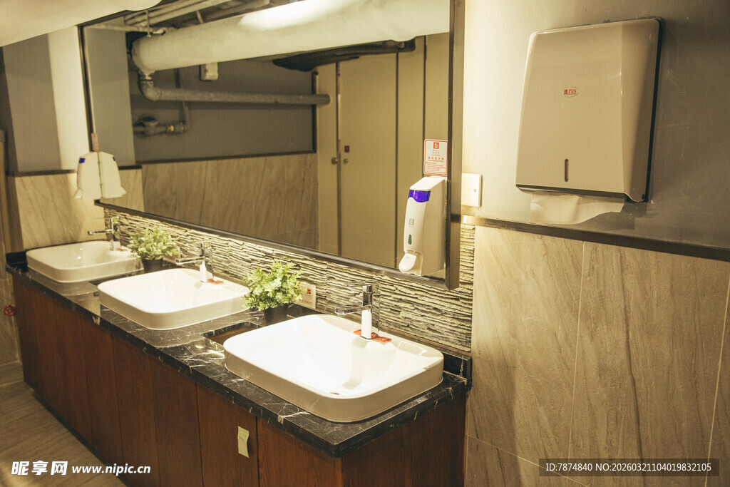 现代风格双洗手台浴室