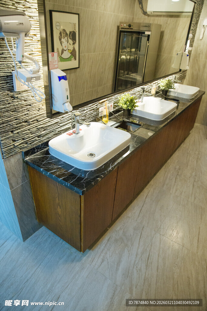 现代双盆浴室洗手台设计