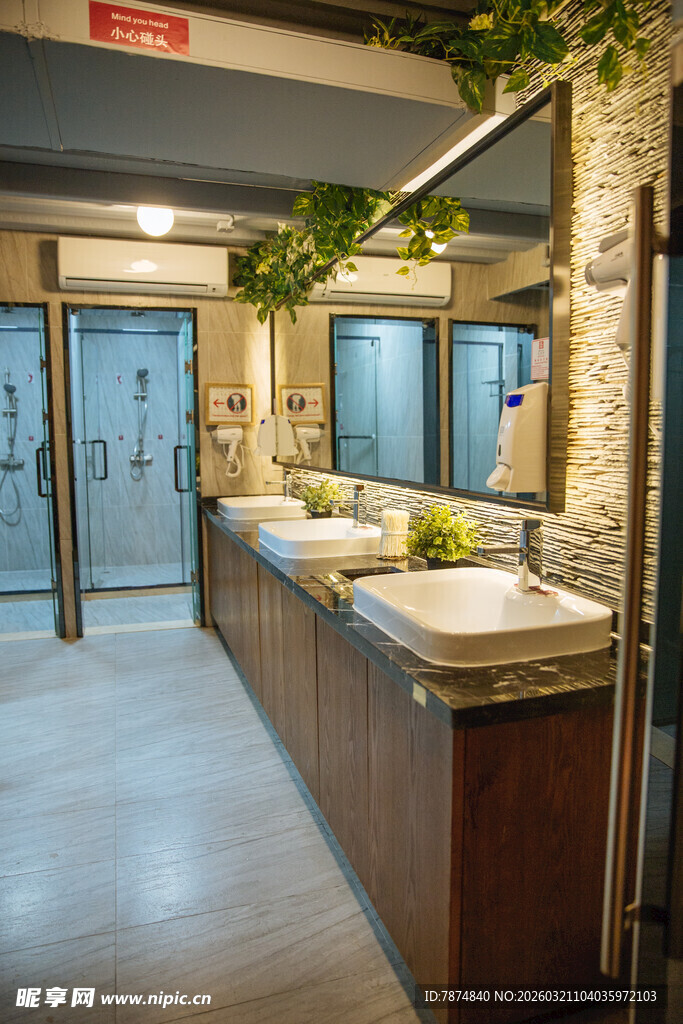 现代风格公共卫生间内景