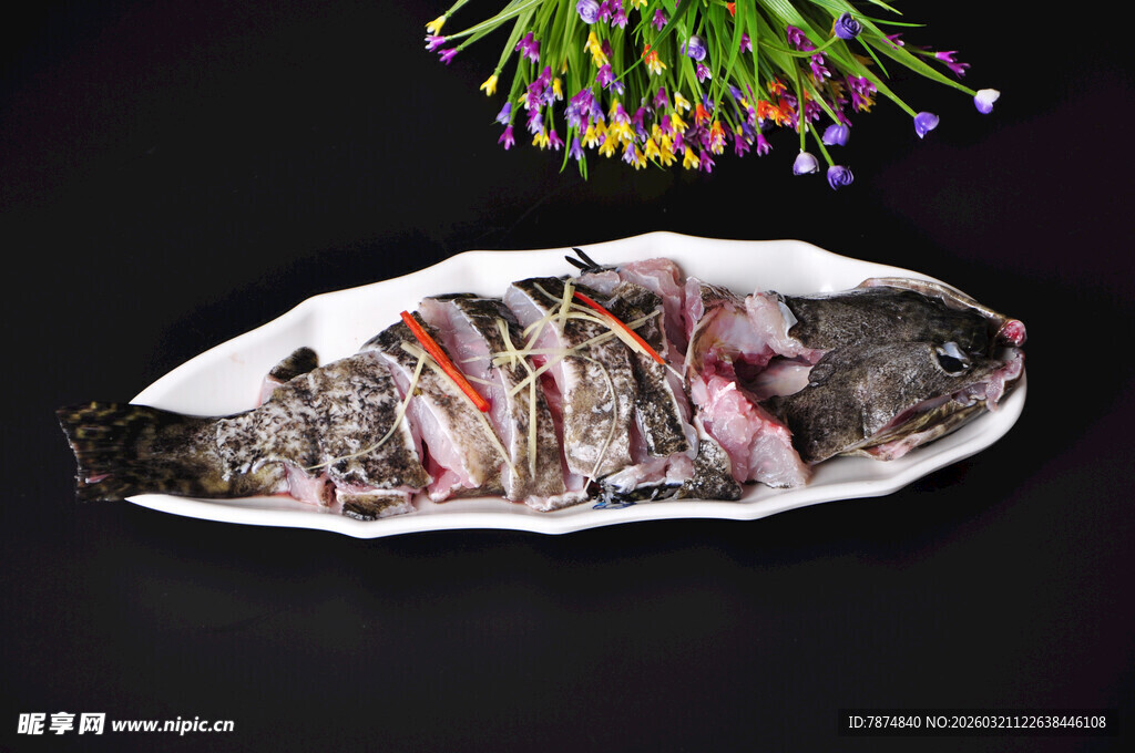 清蒸鲜鱼配多彩花卉